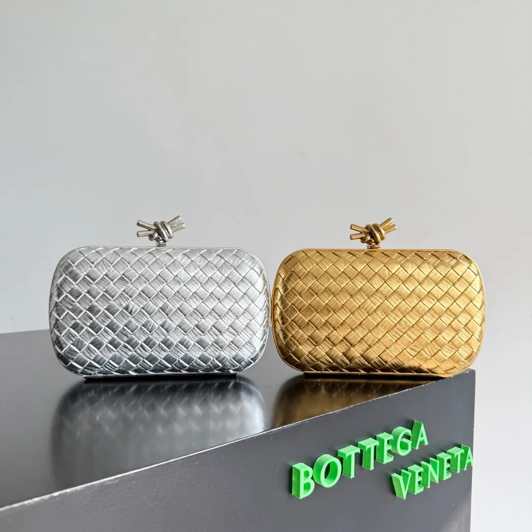 Bottega Veneta's magnificent woven series directly engraves "shine" 💫 into its DNA! Luxurious texture, a must-have for C-positions at year-end parties🌟